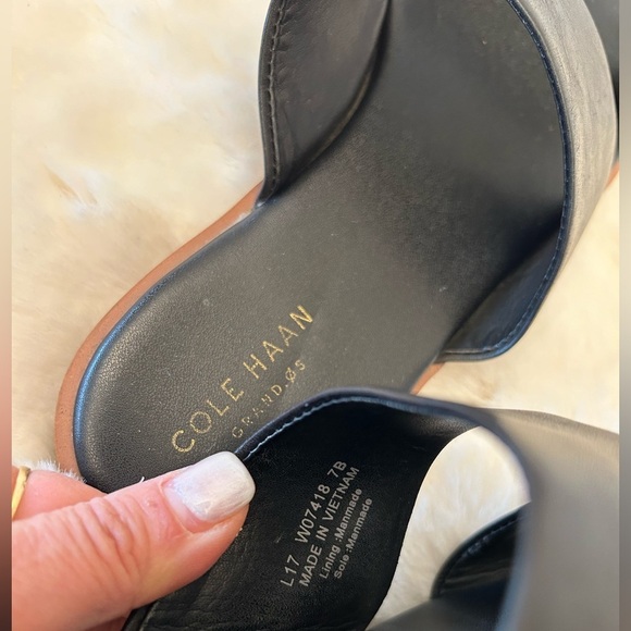 Cole Haan Findra Women's Black leather Slide Sandals Sz-7B.  I - Picture 9 of 10